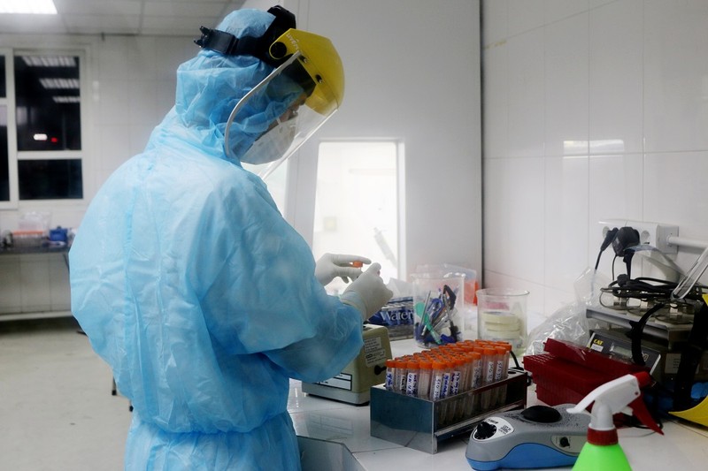 Cán bộ CDC Hà Nội xét nghiệm COVID-19. Ảnh: Ngọc Nga